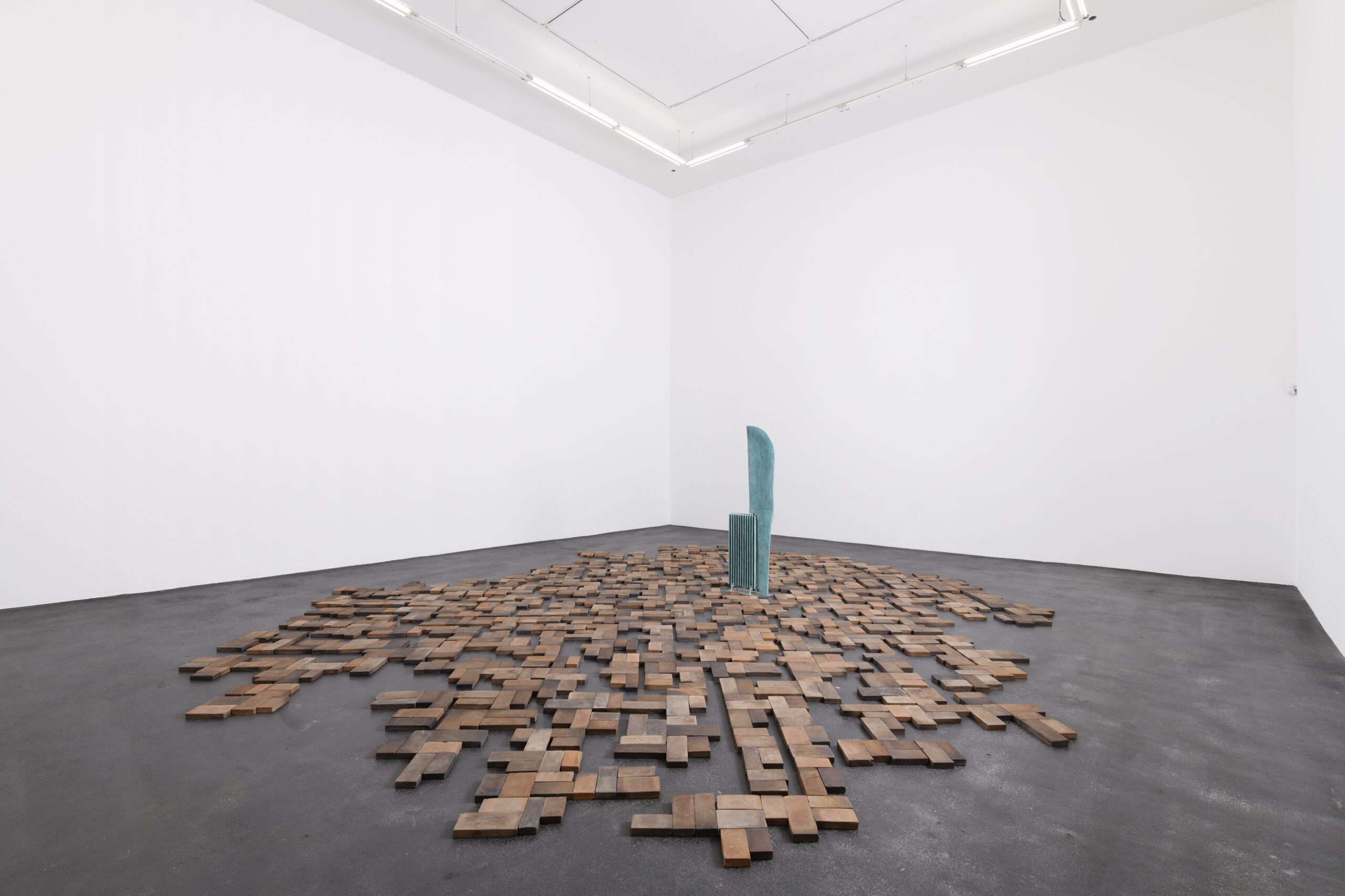 Katinka Bock, A and I (wet), 2022. © Kunsthalle Bielefeld. Courtesy of the artist. Photo: Philipp Ottendoerfer.